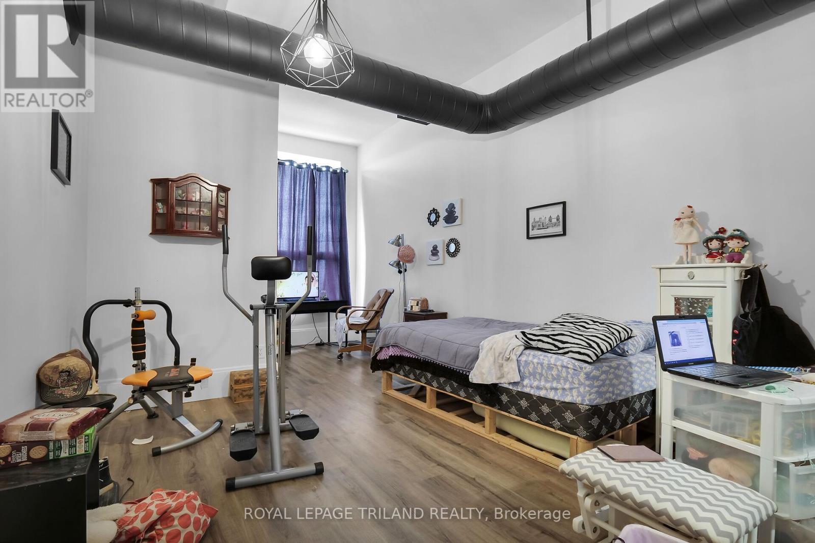 449 Talbot Street Property Photo 15