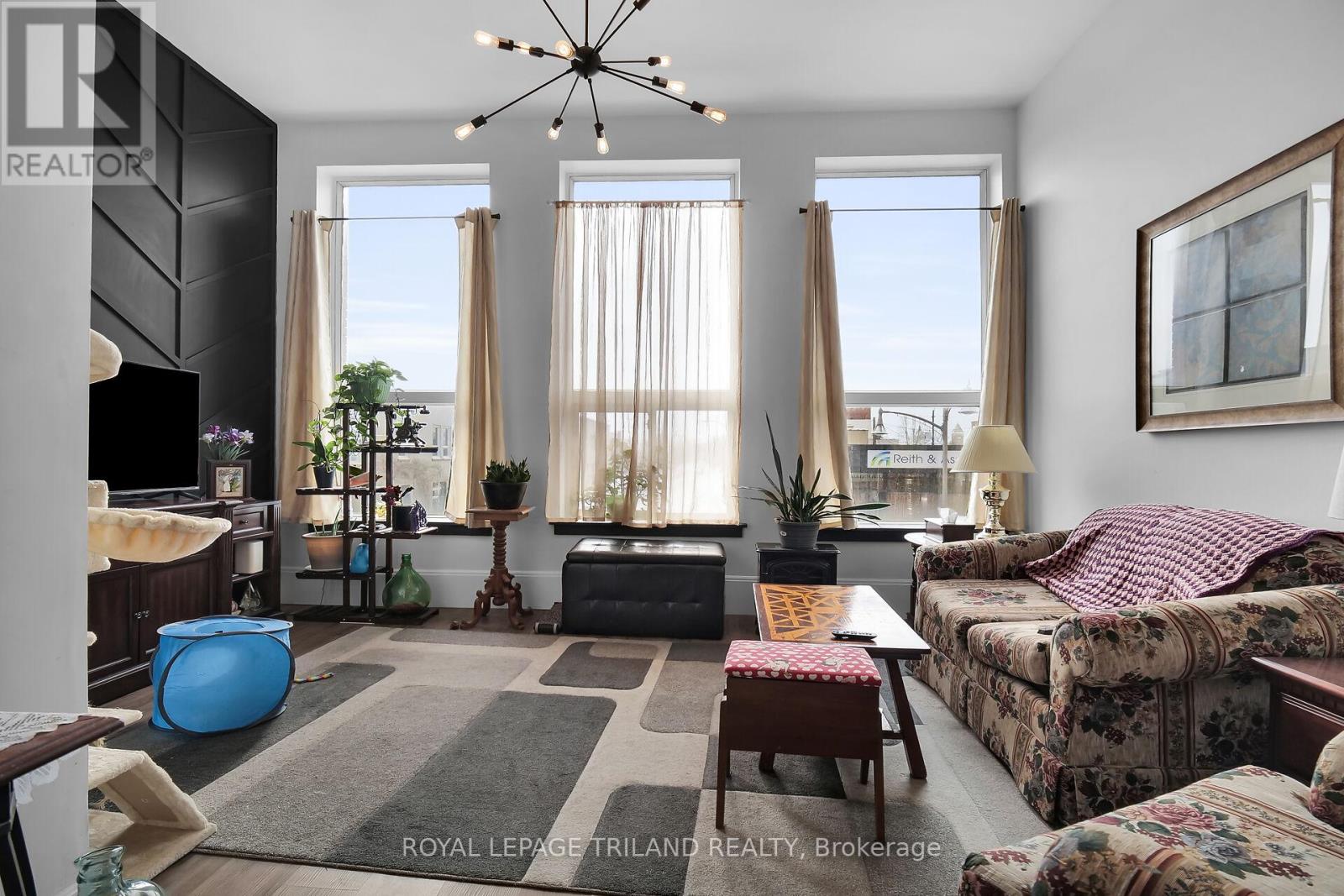 449 Talbot Street Property Photo 13