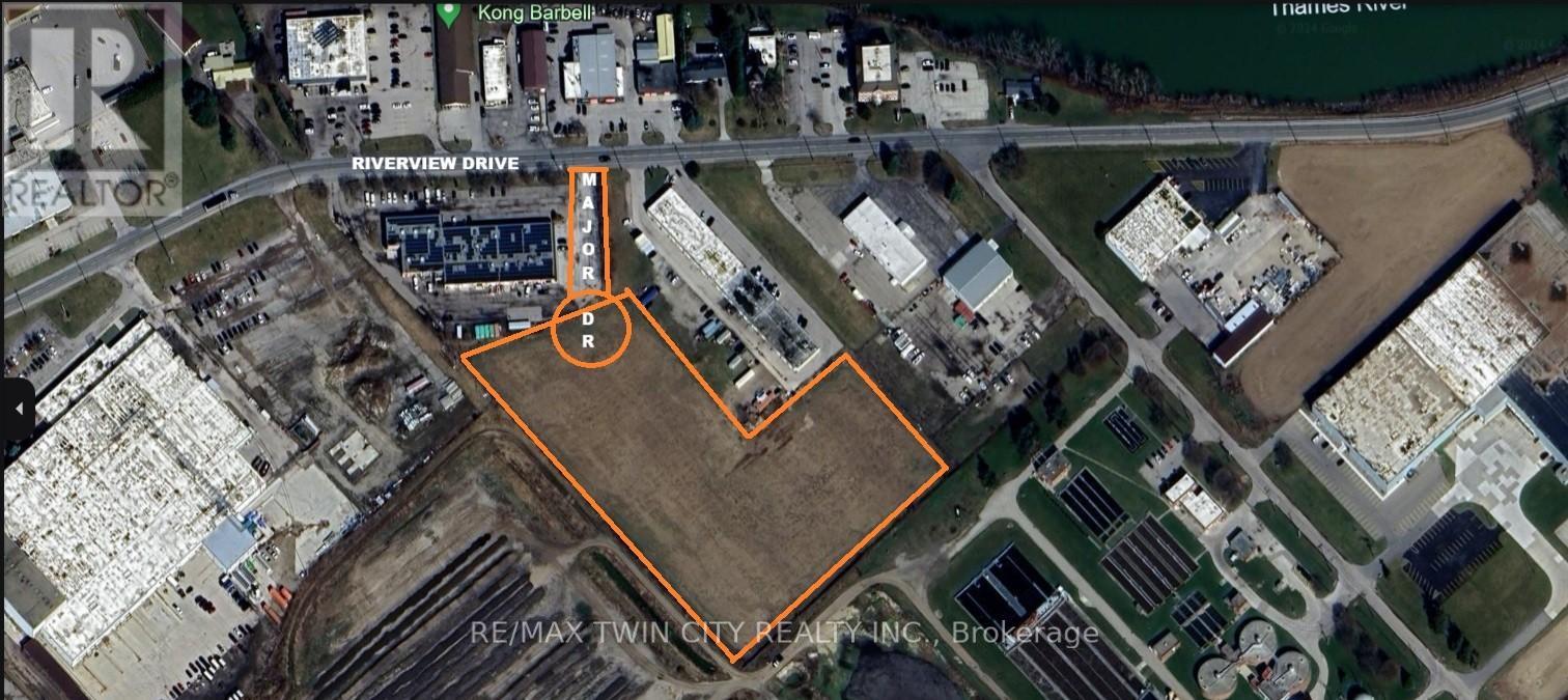 450 Riverview Drive S Property Photo 1