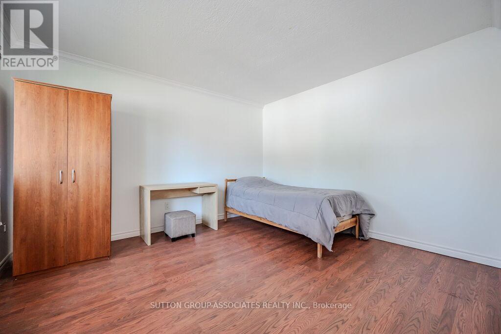 18 - 121 University Avenue E Property Photo 5