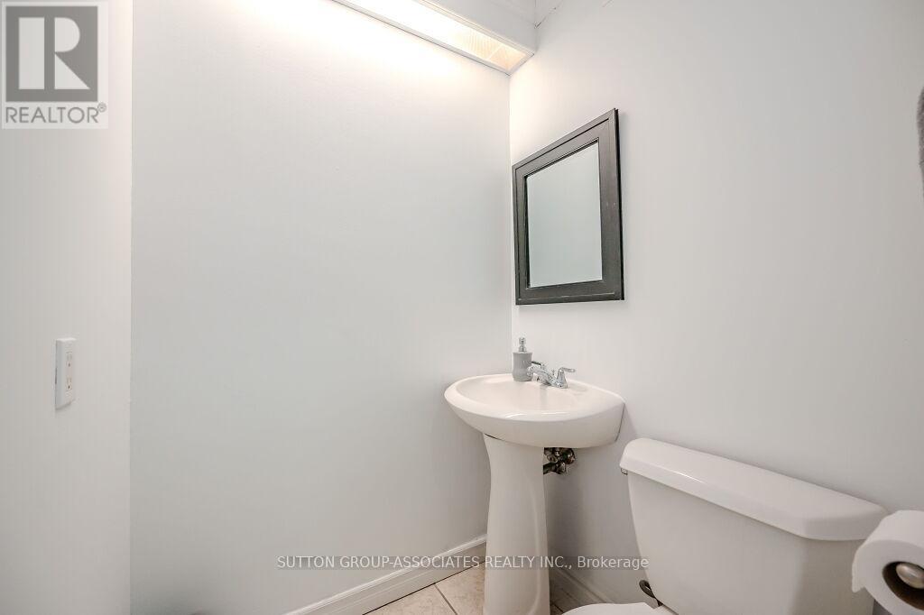 18 - 121 University Avenue E Property Photo 7