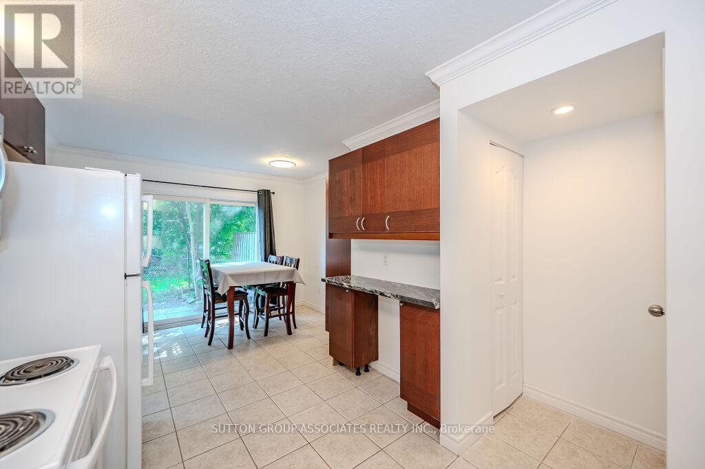 18 - 121 University Avenue E Property Photo 12