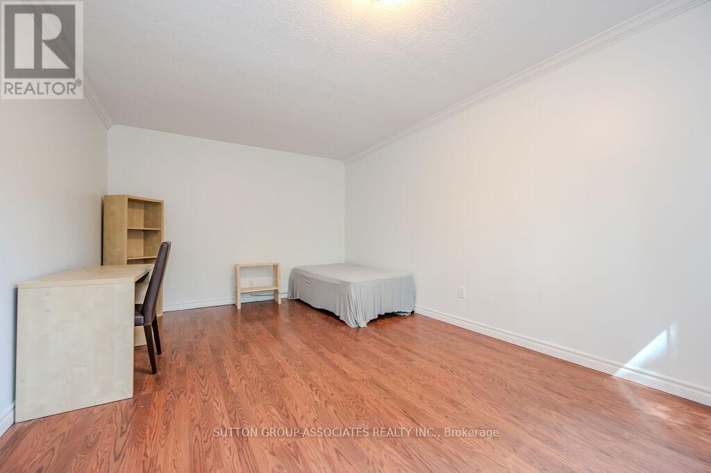 18 - 121 University Avenue E Property Photo 15