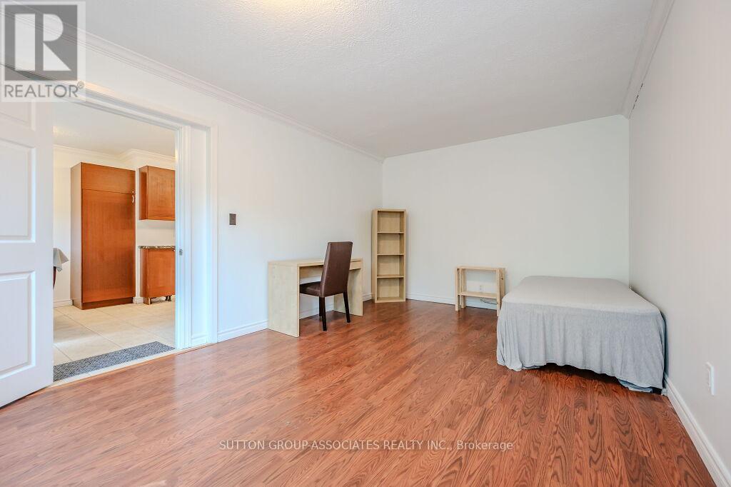 18 - 121 University Avenue E Property Photo 16