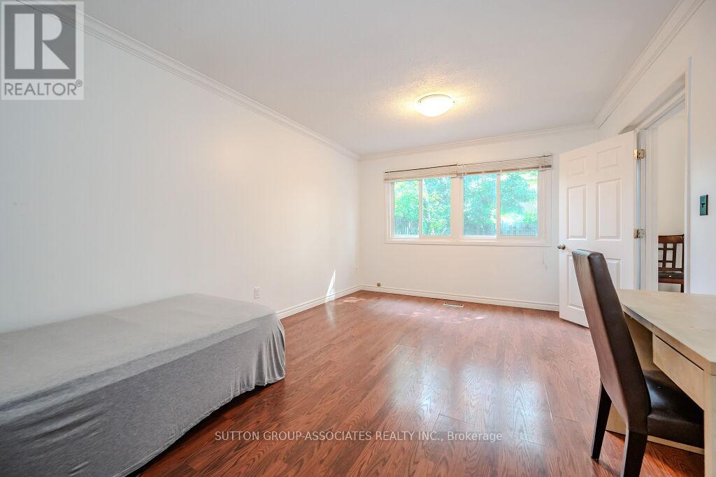 18 - 121 University Avenue E Property Photo 17