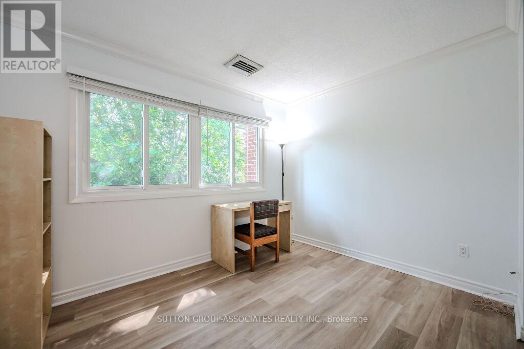 18 - 121 University Avenue E Property Photo 21