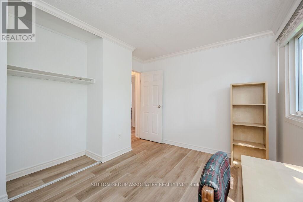 18 - 121 University Avenue E Property Photo 22