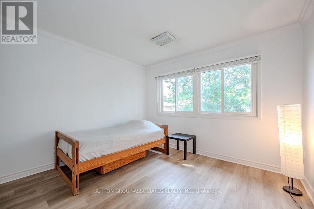 18 - 121 University Avenue E Property Photo 24