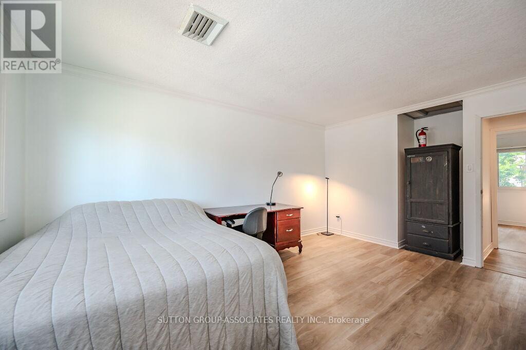 18 - 121 University Avenue E Property Photo 28