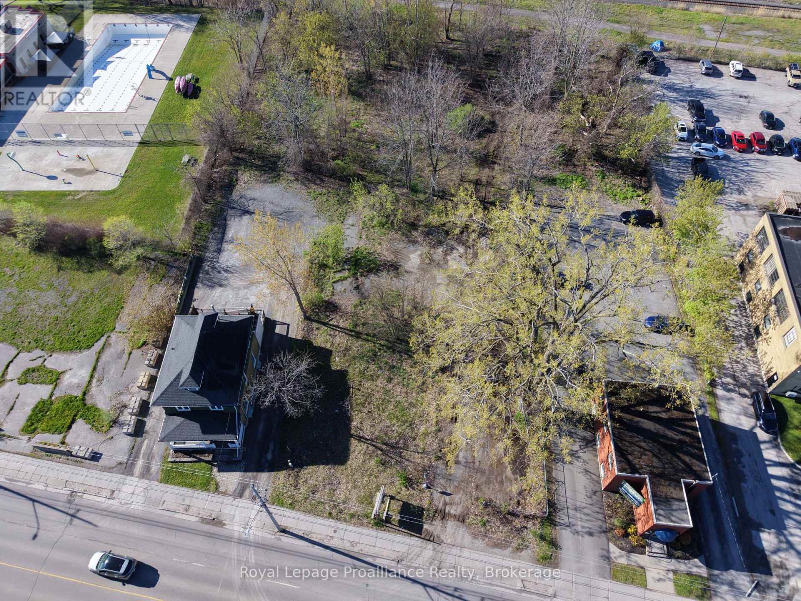 133 Dundas Street E Property Photo 2