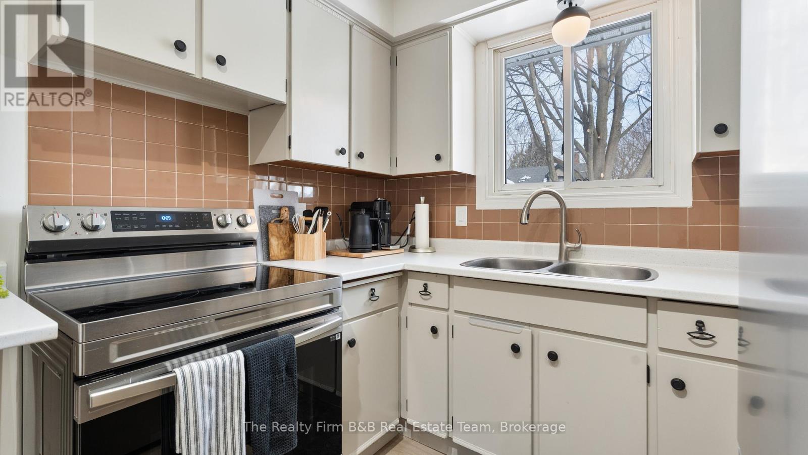 147 Riddell Street Property Photo 32
