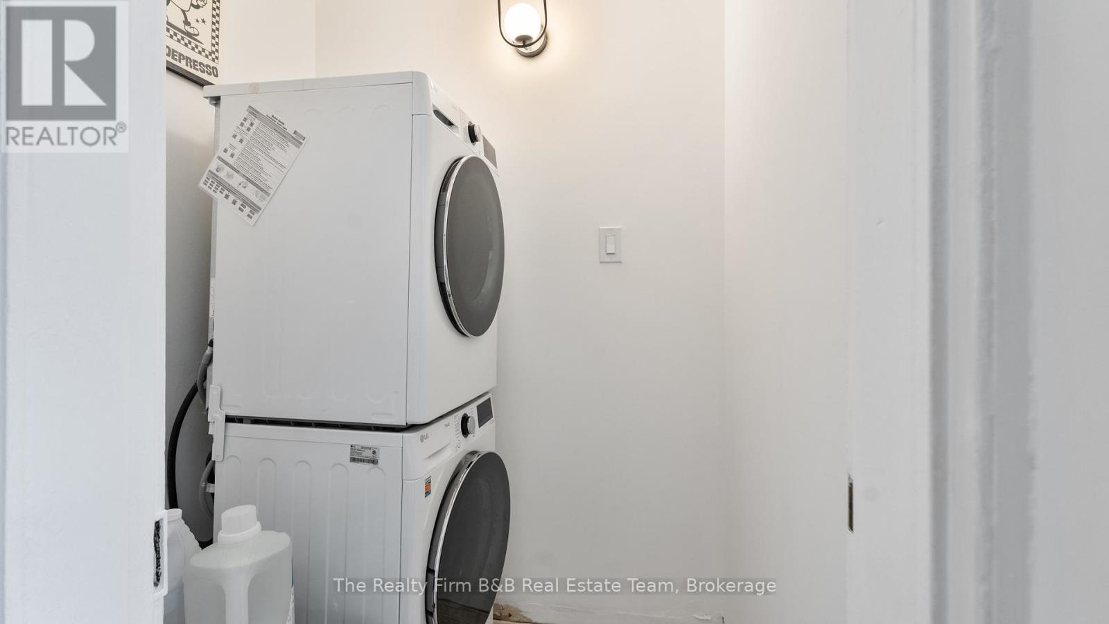 147 Riddell Street Property Photo 33