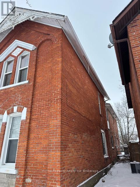 98 Talbot Street S Property Photo 7
