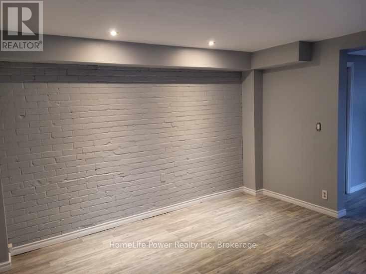 98 Talbot Street S Property Photo 26