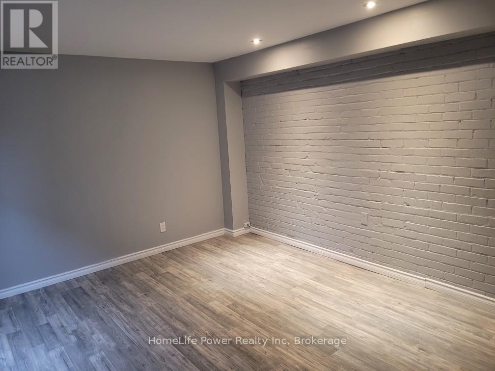 98 Talbot Street S Property Photo 28