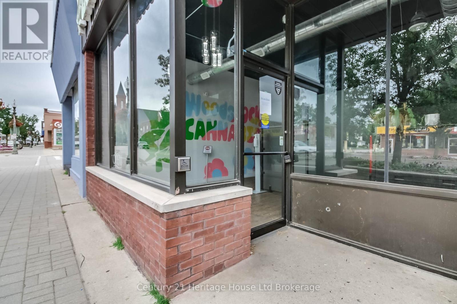 579-581 Dundas Street Property Photo 2