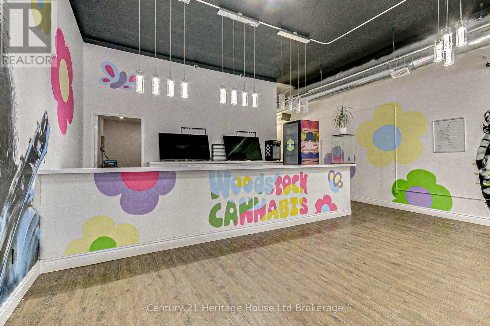 579-581 Dundas Street Property Photo 8