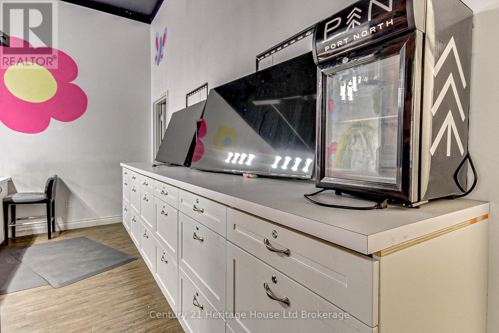 579-581 Dundas Street Property Photo 9