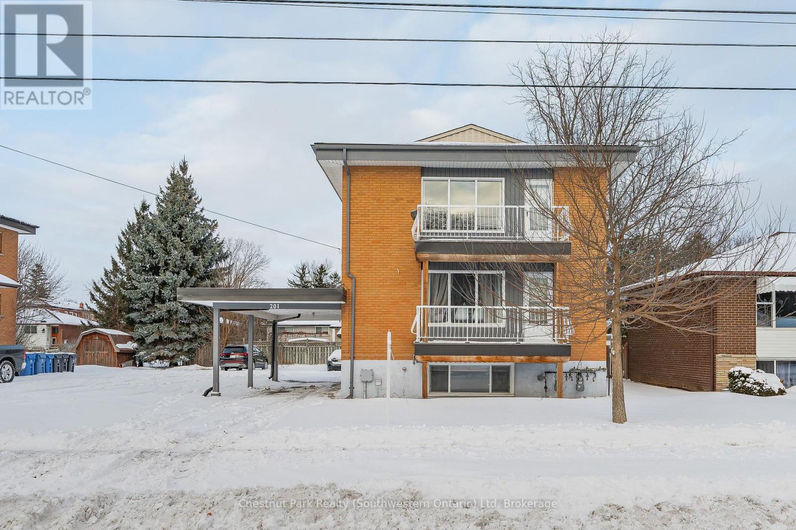 201 Alma Street N Property Photo 1