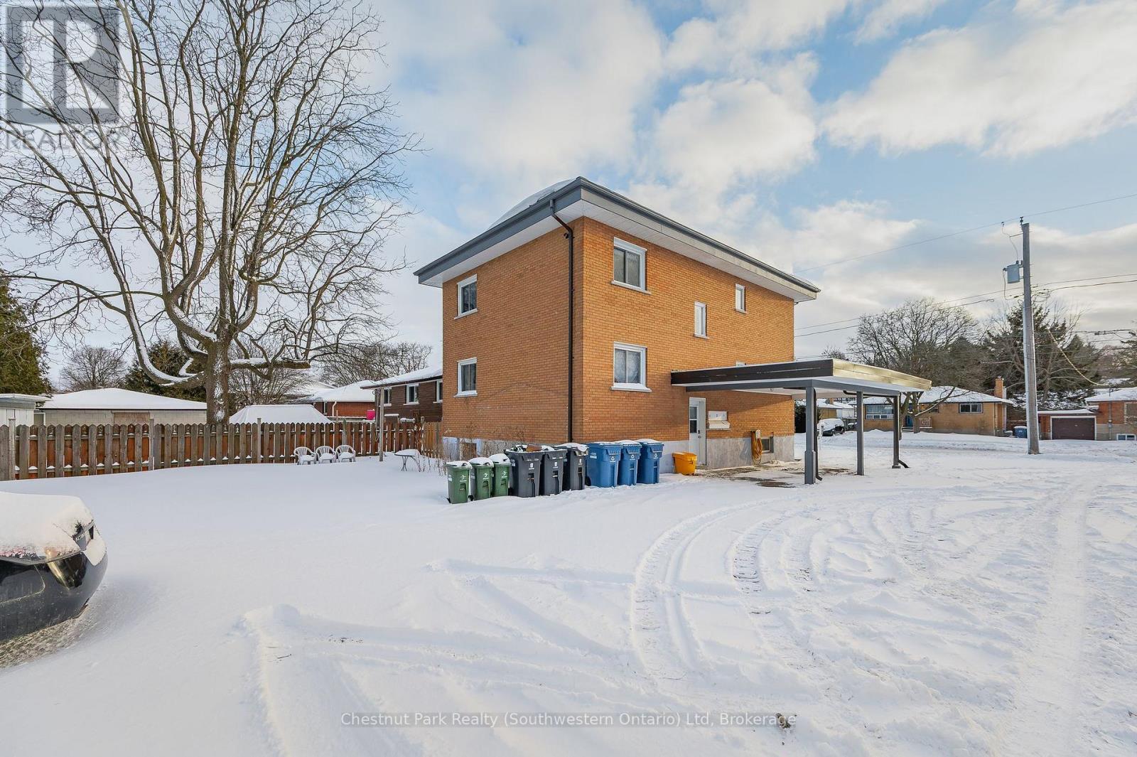 201 Alma Street N Property Photo 2