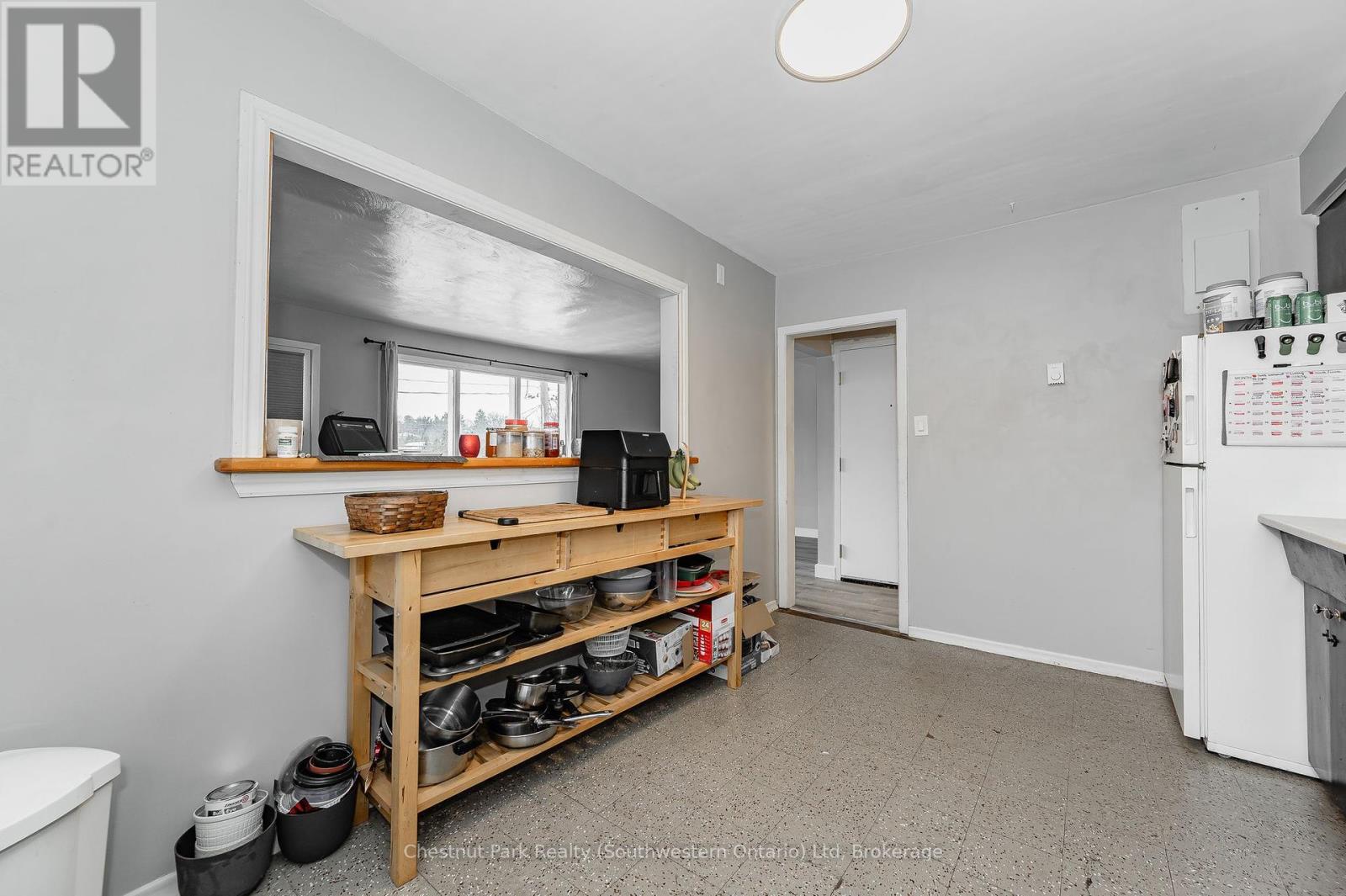201 Alma Street N Property Photo 21