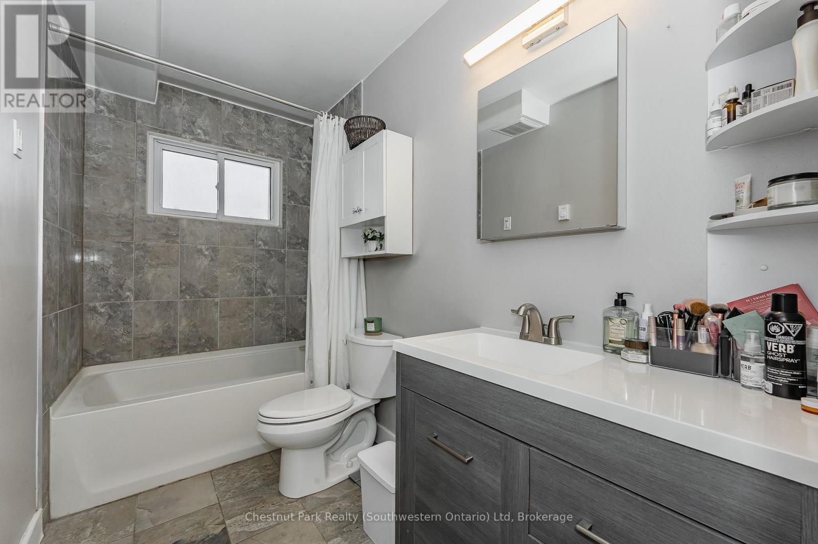 201 Alma Street N Property Photo 28