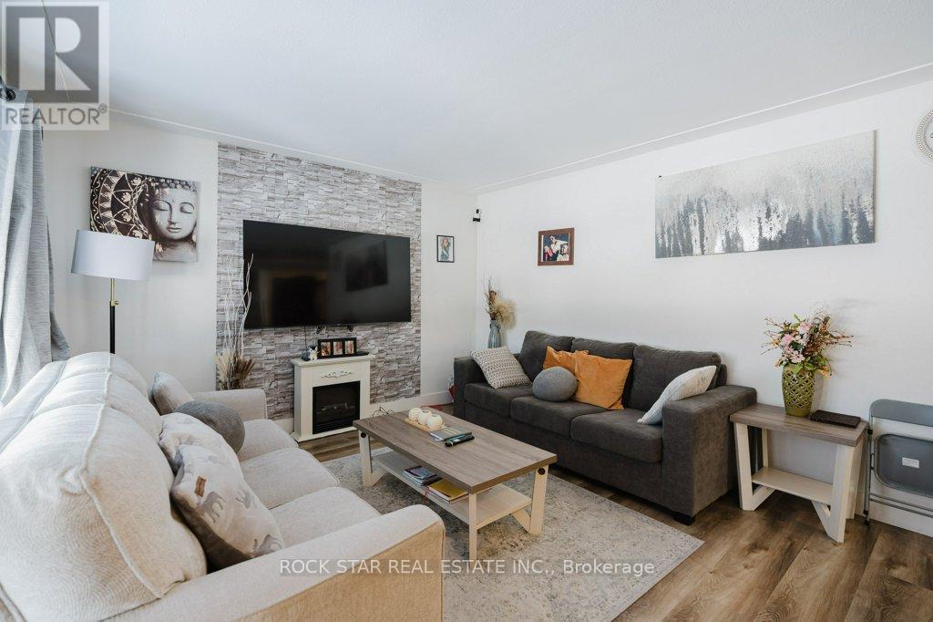 859 Upper Ottawa Street Property Photo 1