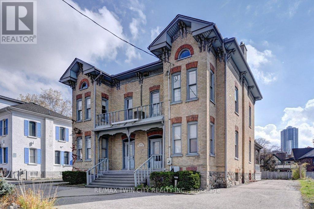 171 Victoria Street N Property Photo 1