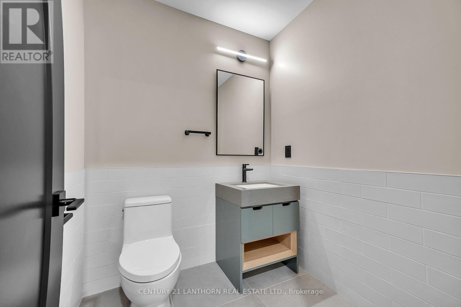 Unit # 7 - 38 Front Street Property Photo 12