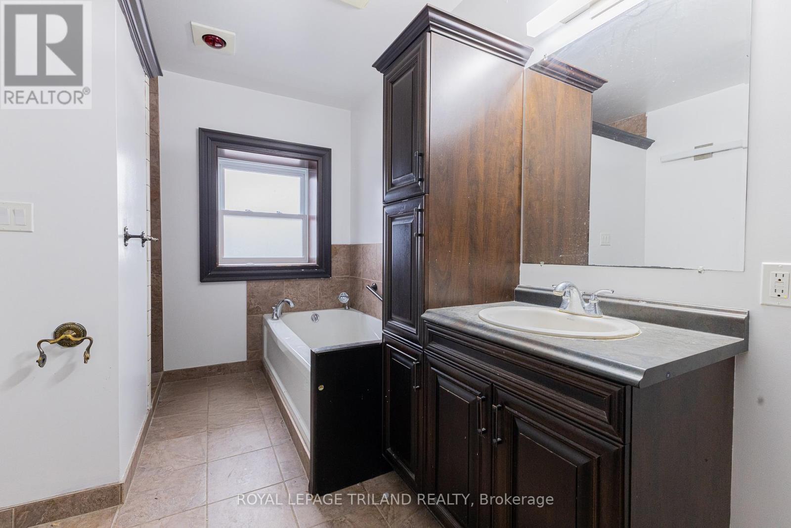 41 Main Street E Property Photo 41