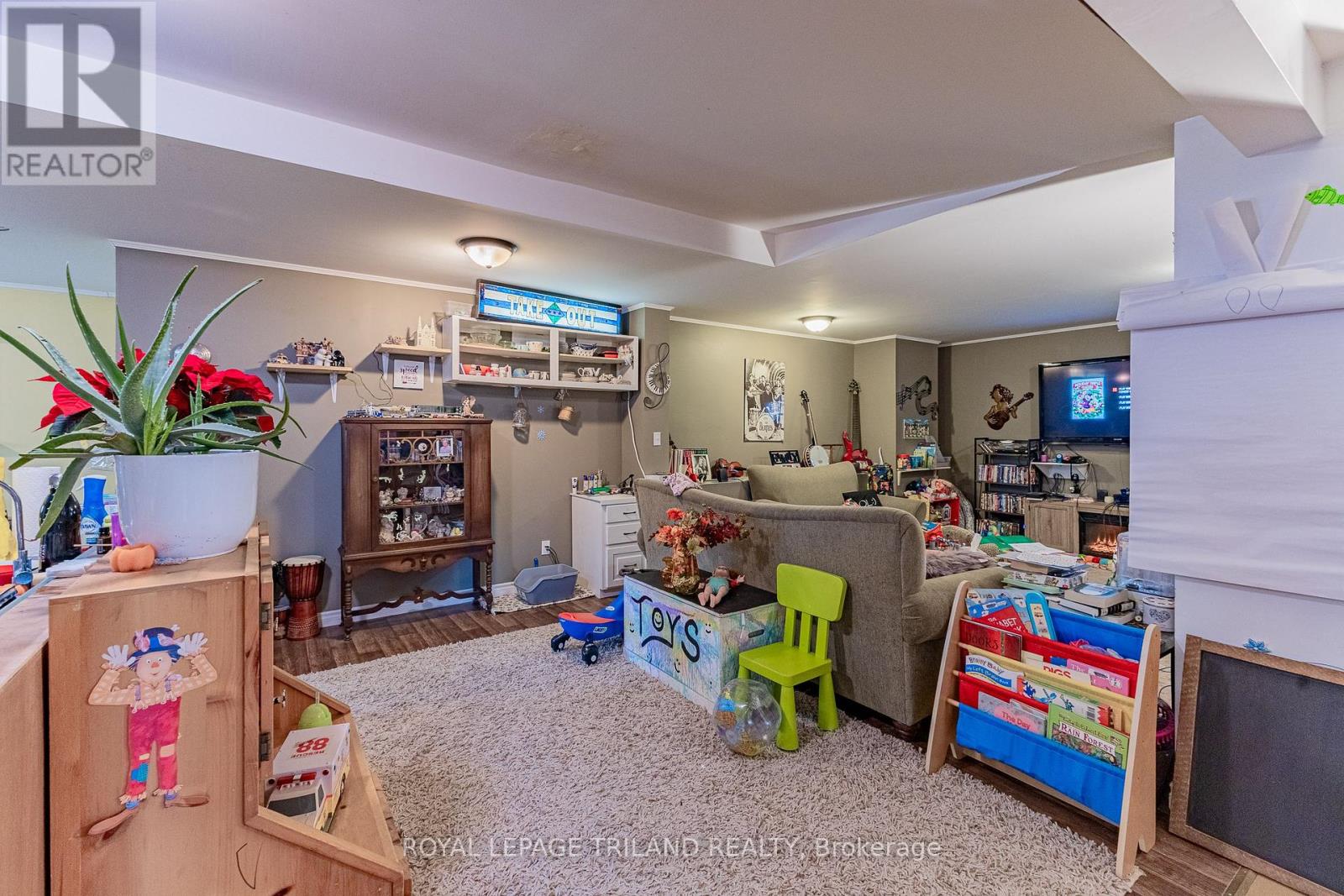 41 Main Street E Property Photo 45