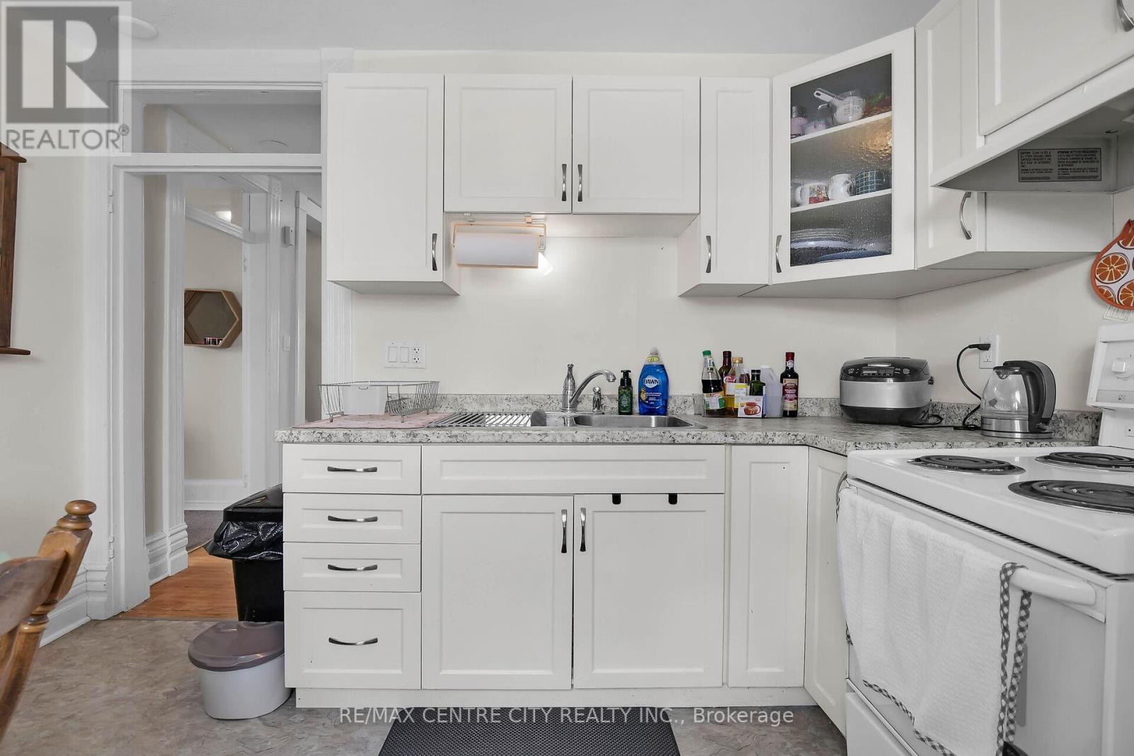163 Oxford Street E Property Photo 13