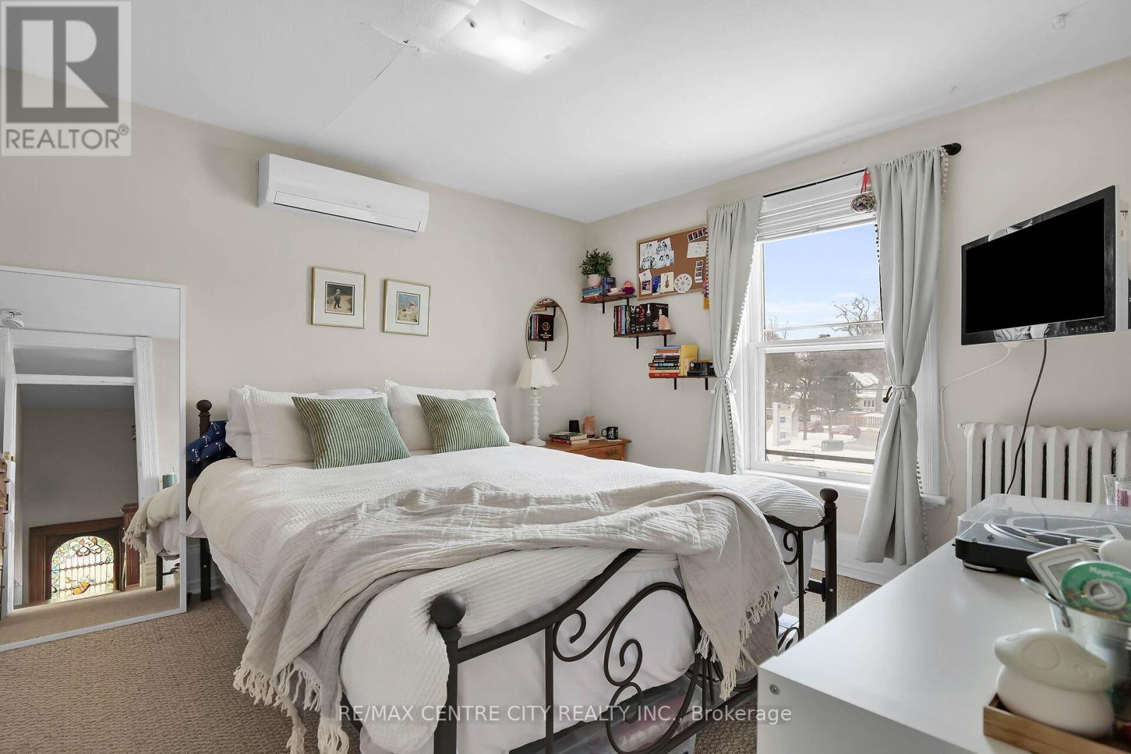 163 Oxford Street E Property Photo 15