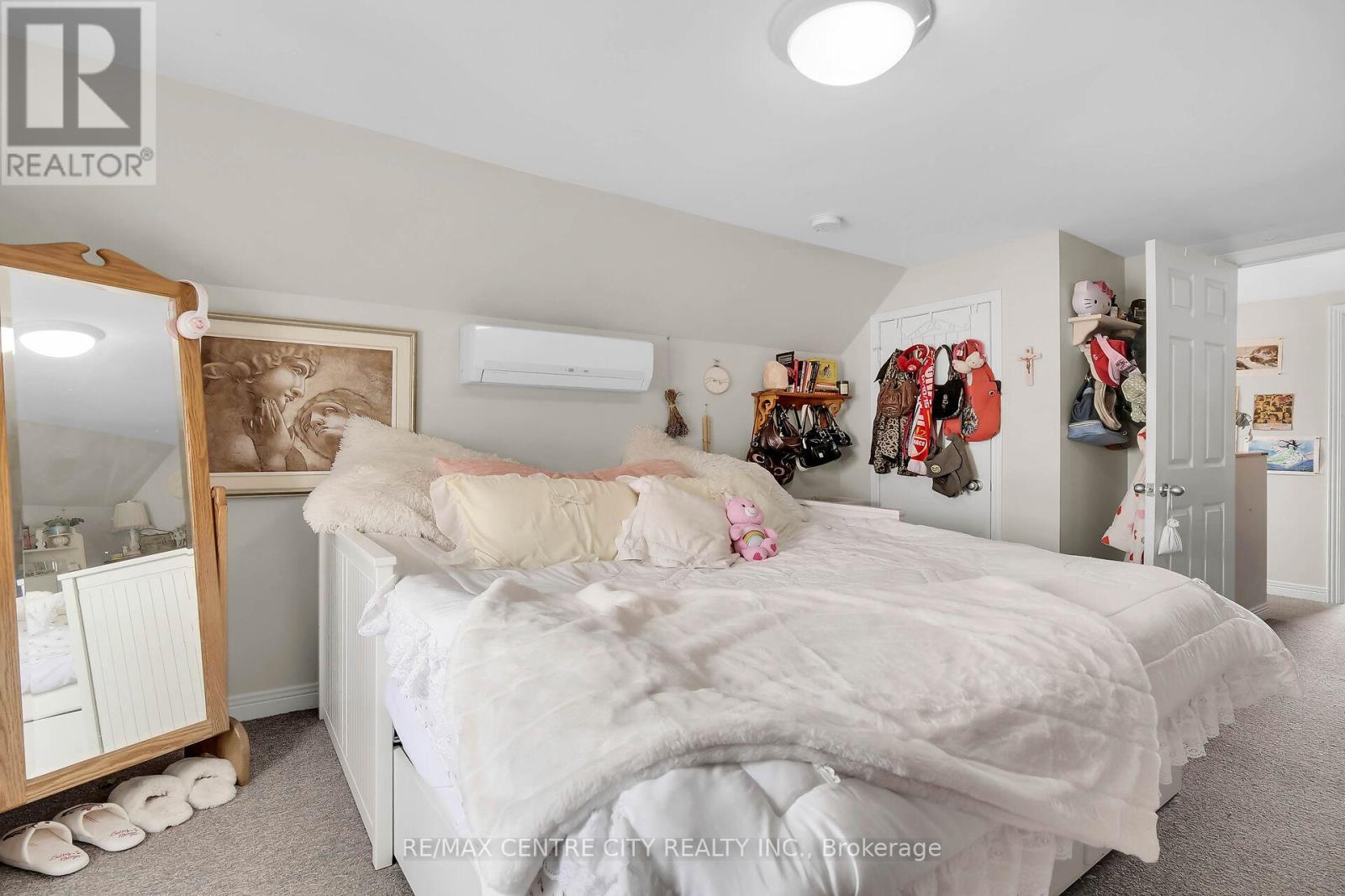 163 Oxford Street E Property Photo 21