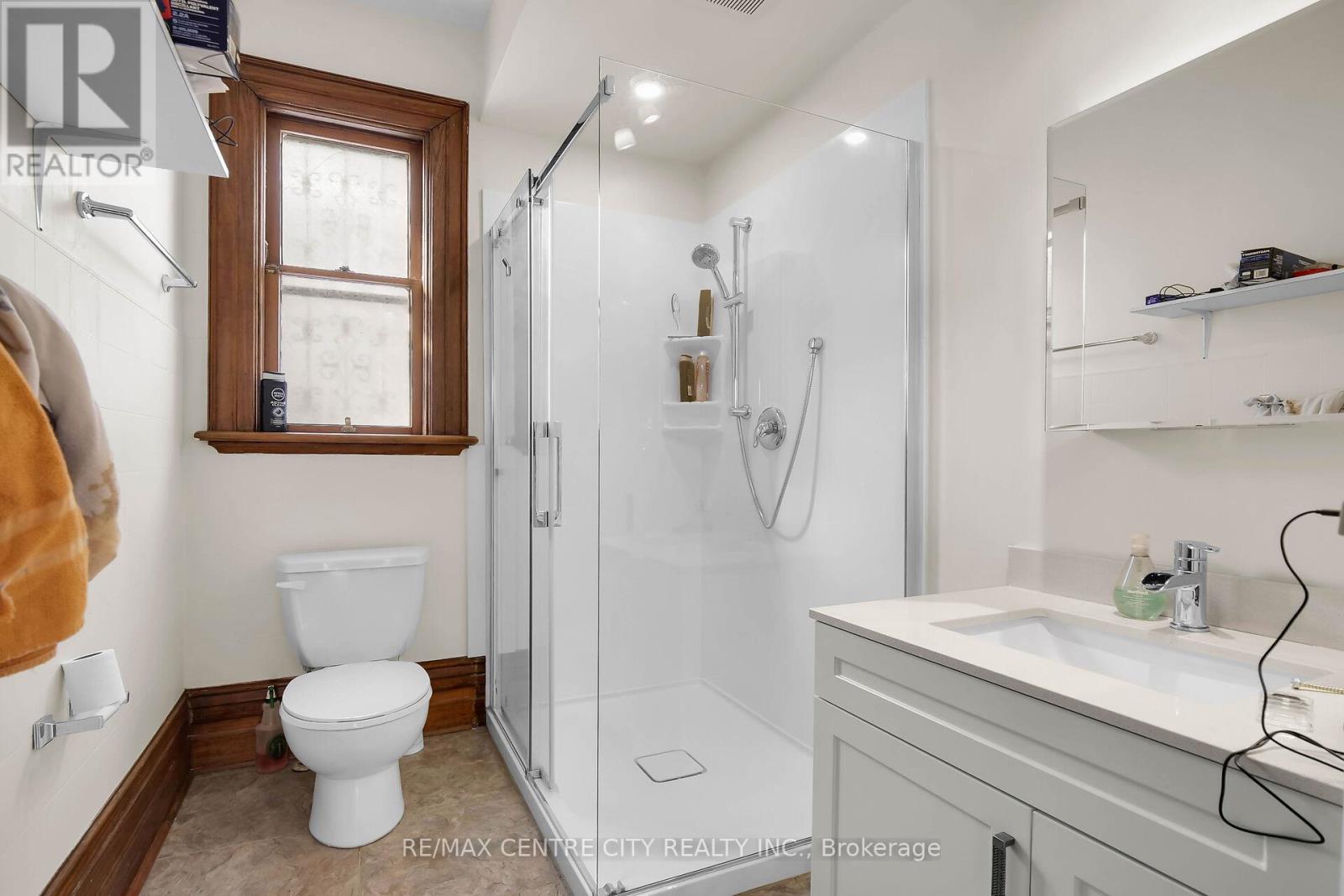 163 Oxford Street E Property Photo 32