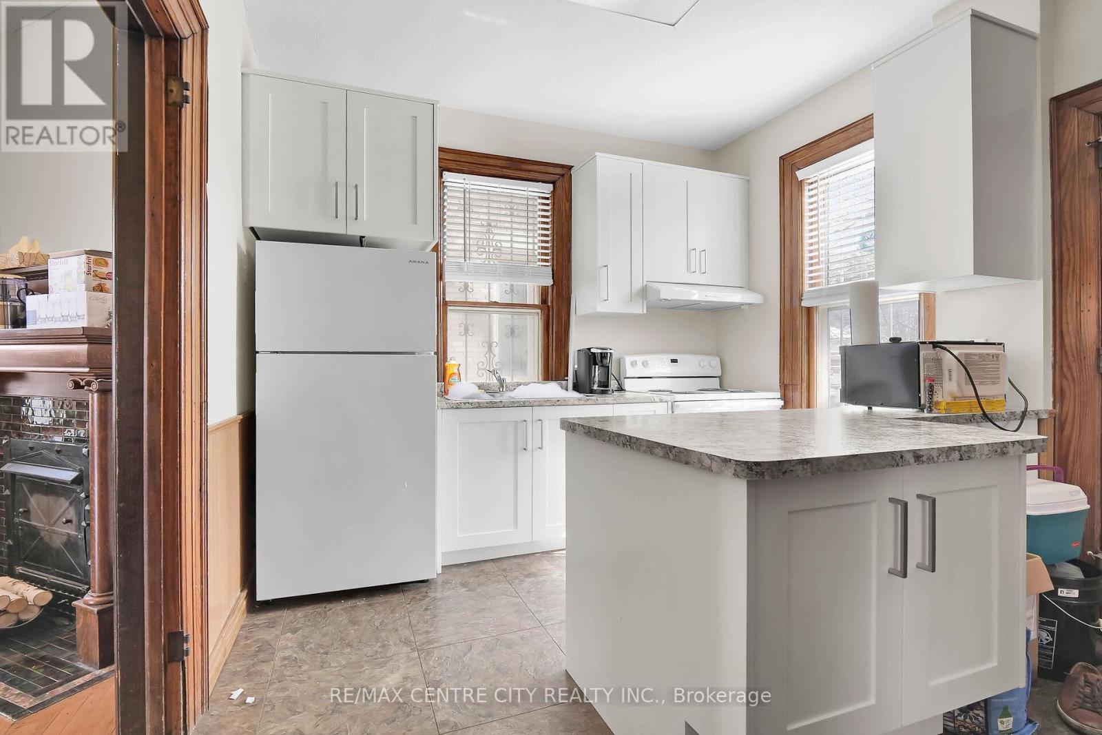 163 Oxford Street E Property Photo 34