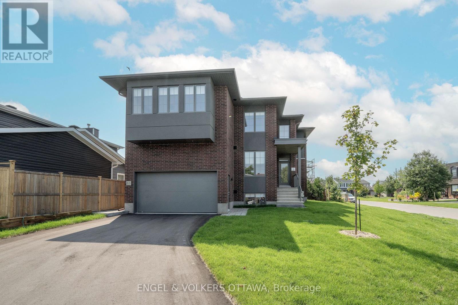 5 Winlock Crescent Property Photo 1