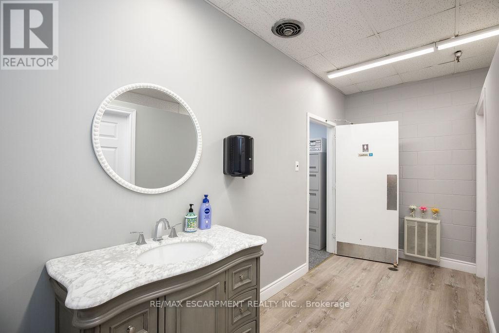 42 Niagara Street Property Photo 28