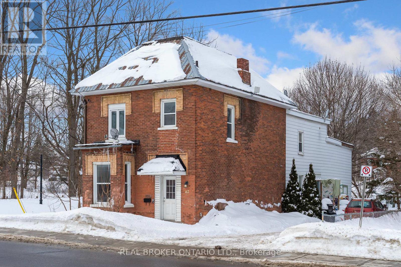 42 Daniel Street N Property Photo