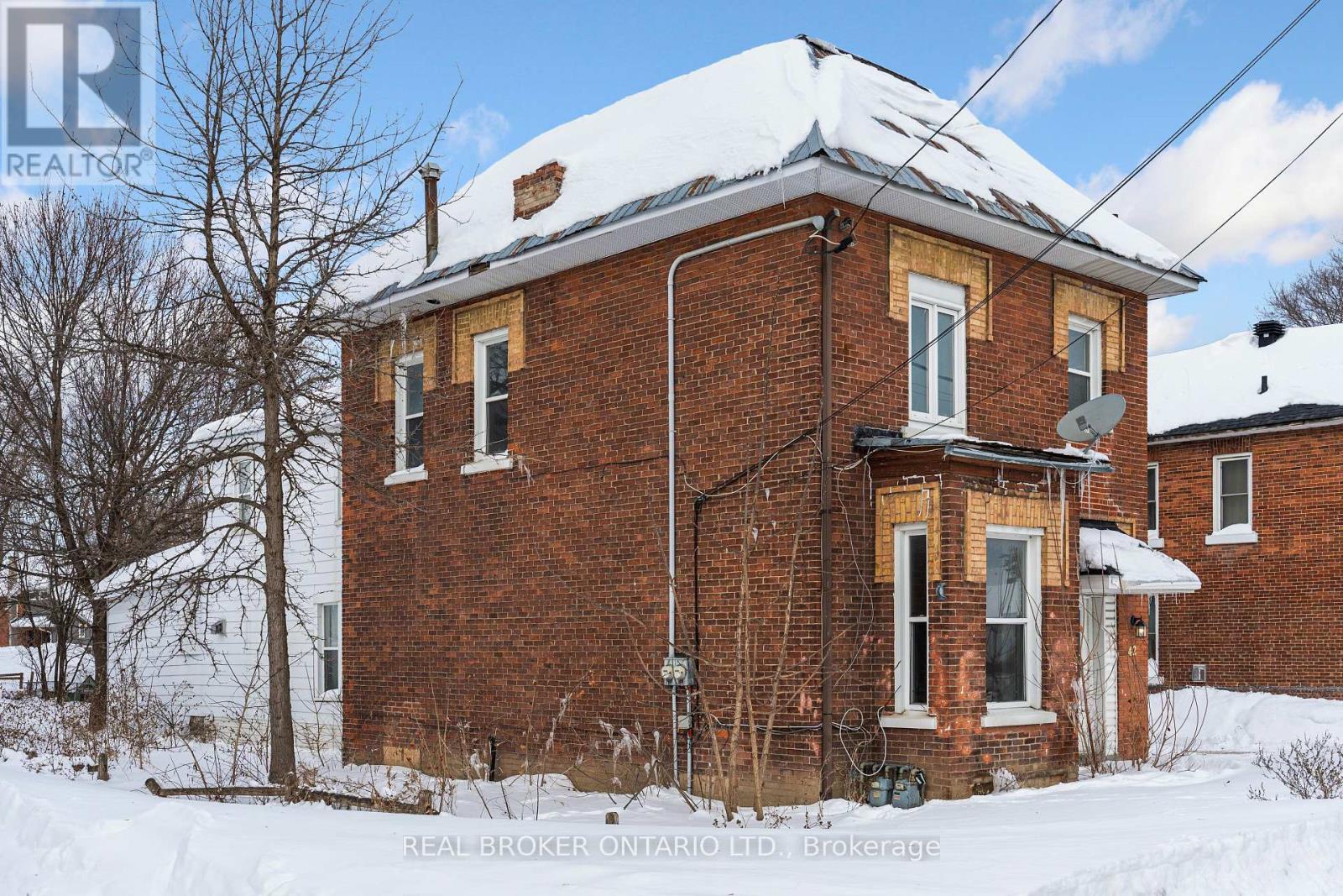 42 Daniel Street N Property Photo 4
