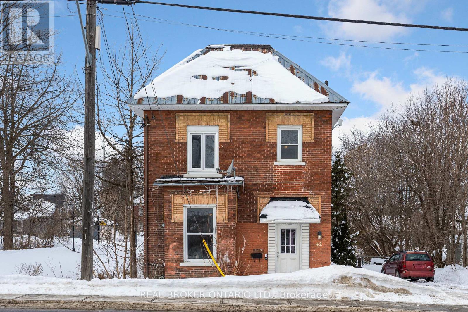 42 Daniel Street N Property Photo 5