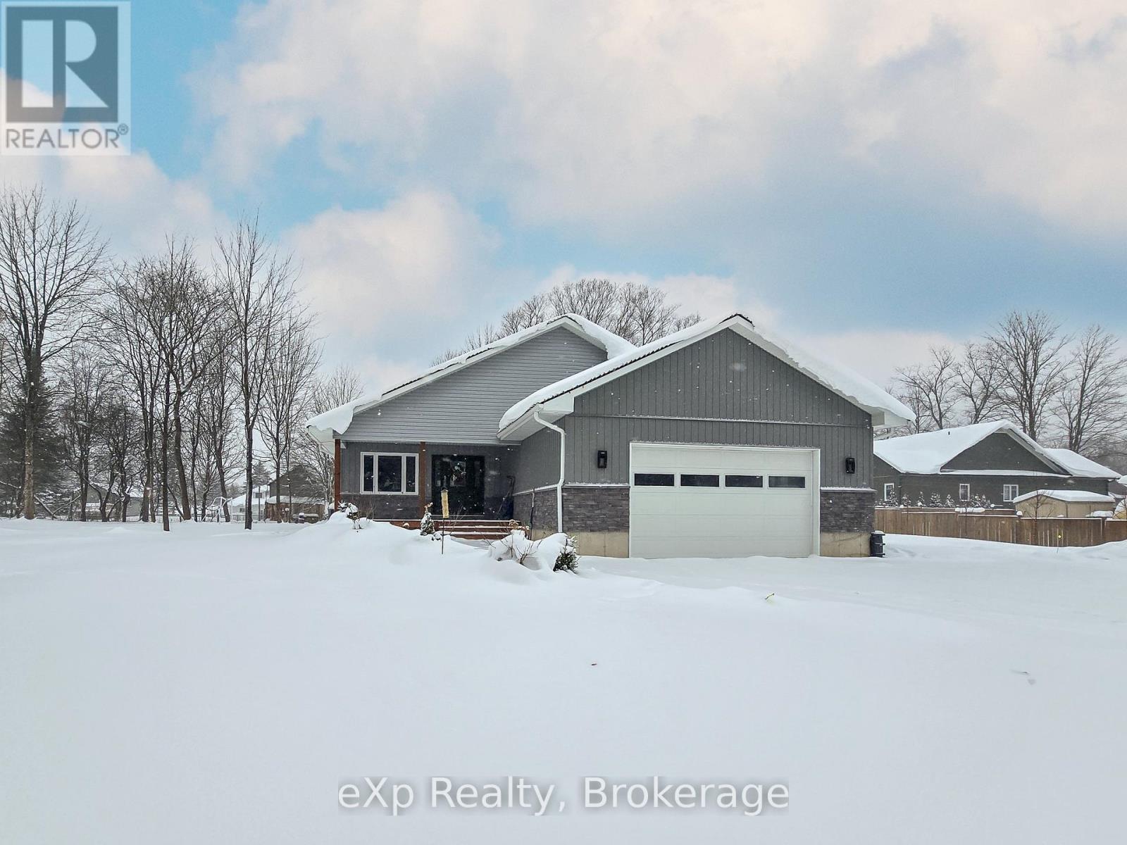 135 Confederation Drive Property Photo