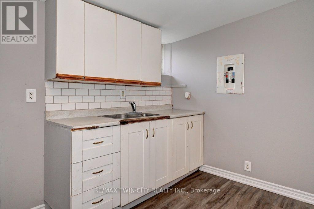 906 King Street E Property Photo 7