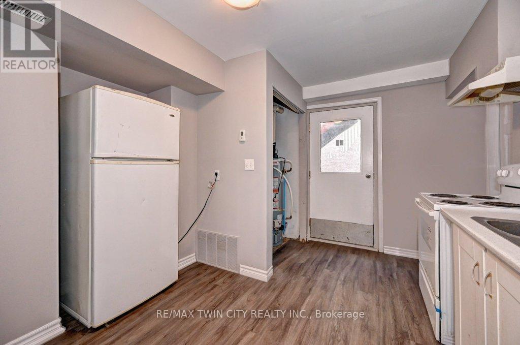 906 King Street E Property Photo 12