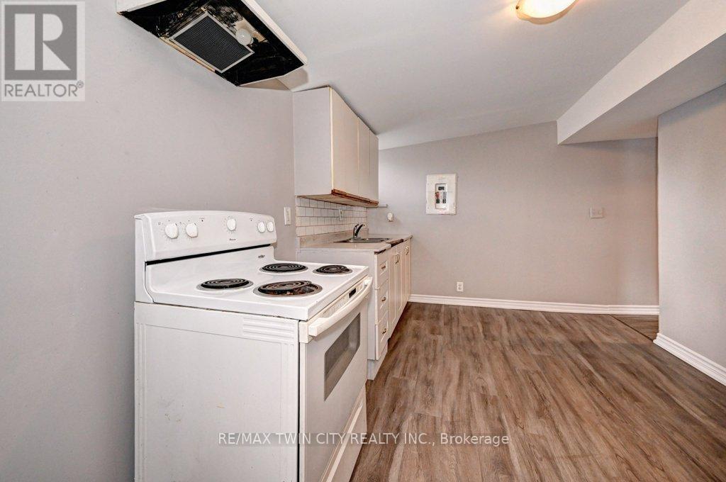 906 King Street E Property Photo 17