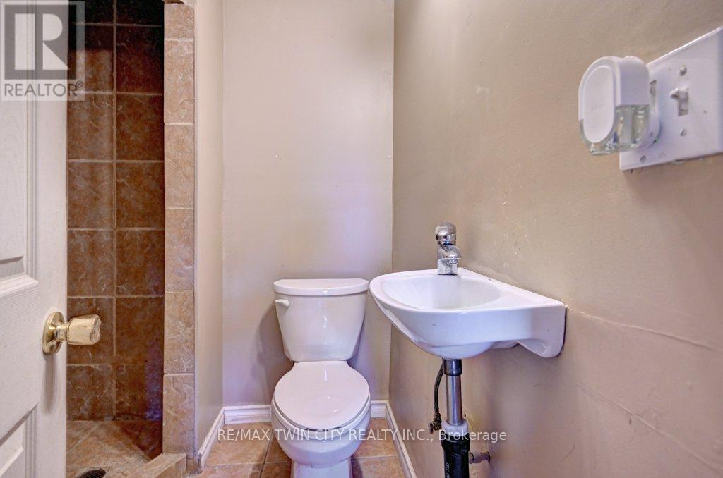 906 King Street E Property Photo 18