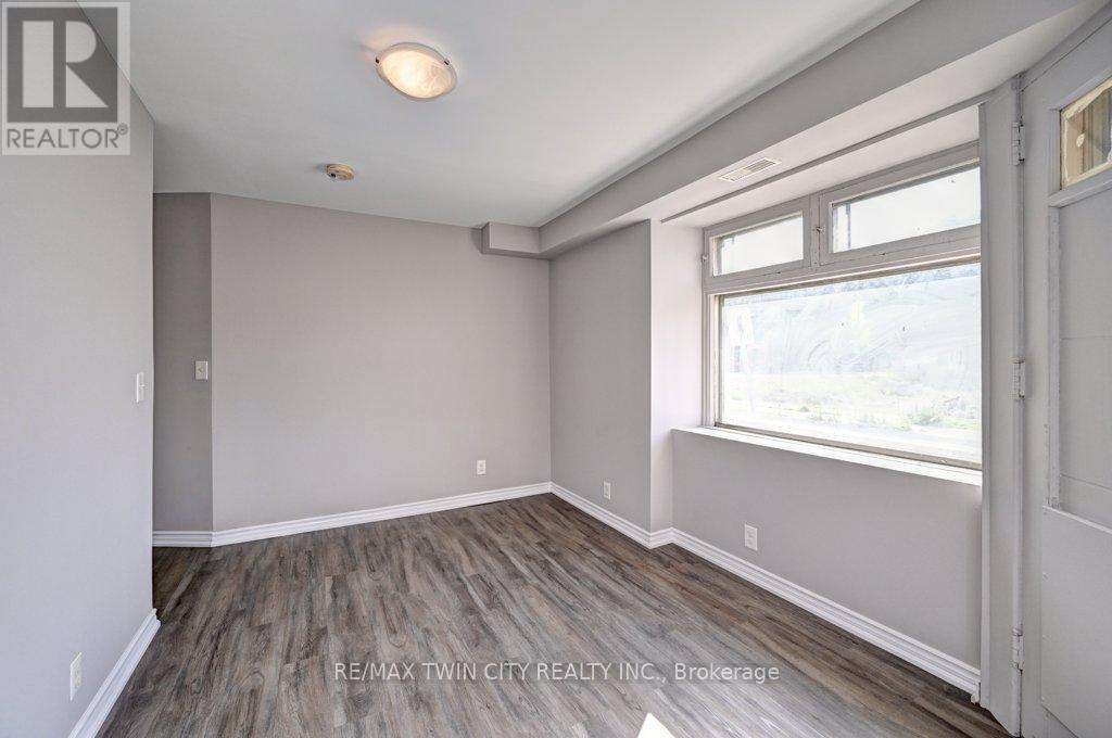 906 King Street E Property Photo 28