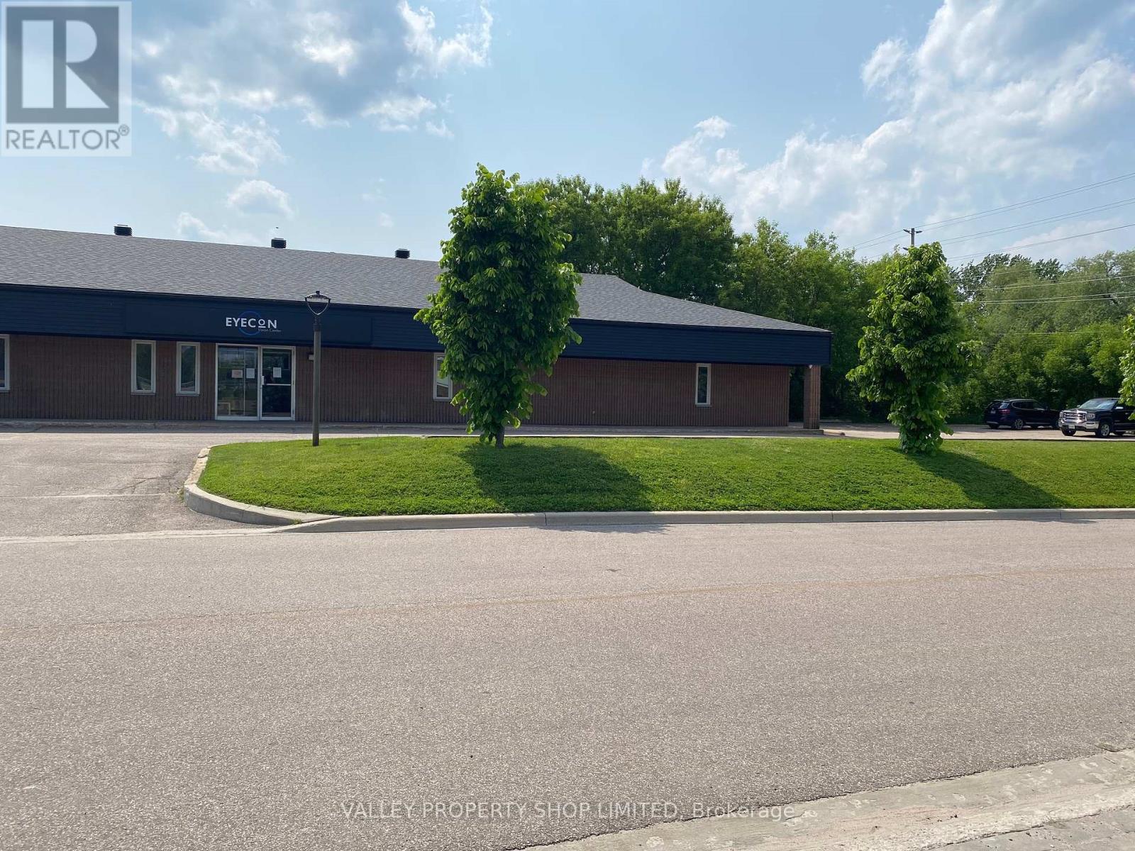 100 Victoria Street Property Photo 1