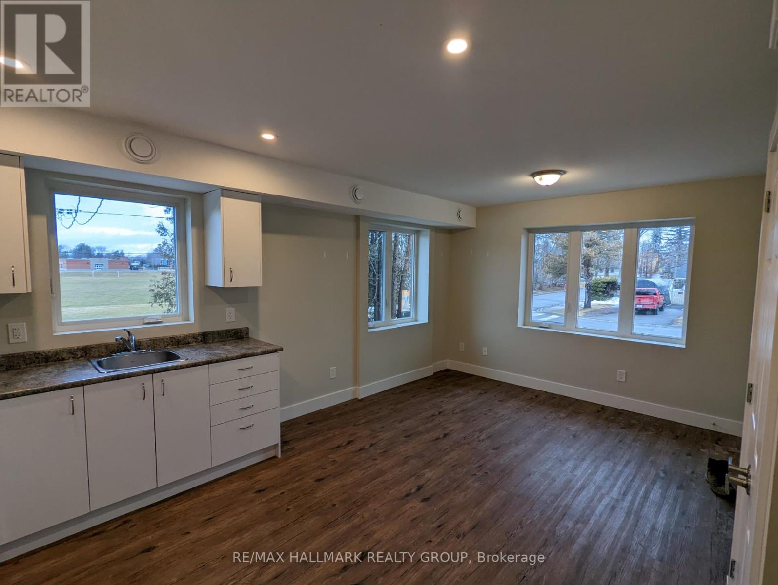 100 Welland Street Property Photo 3