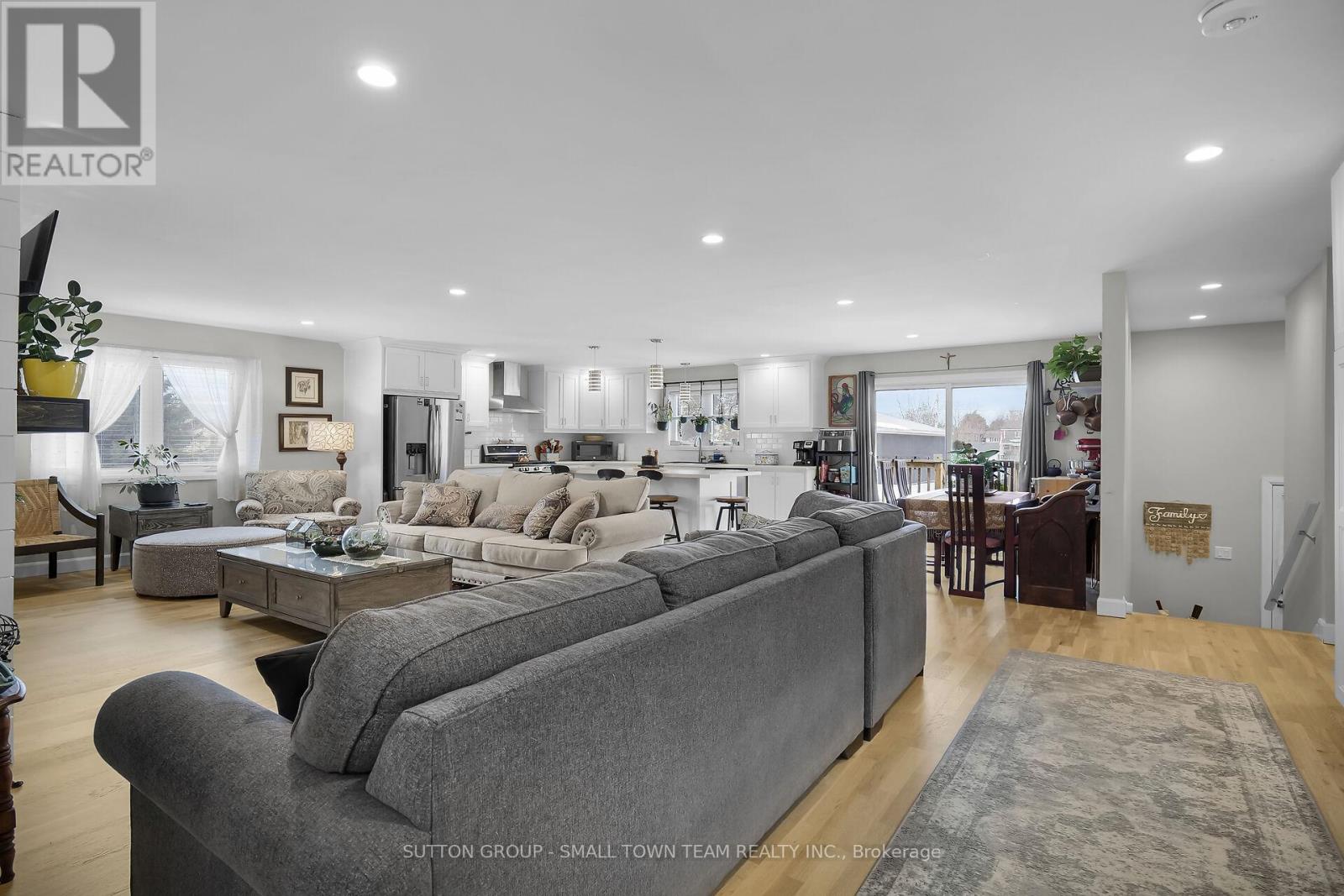 162 Roland Street Property Photo 6